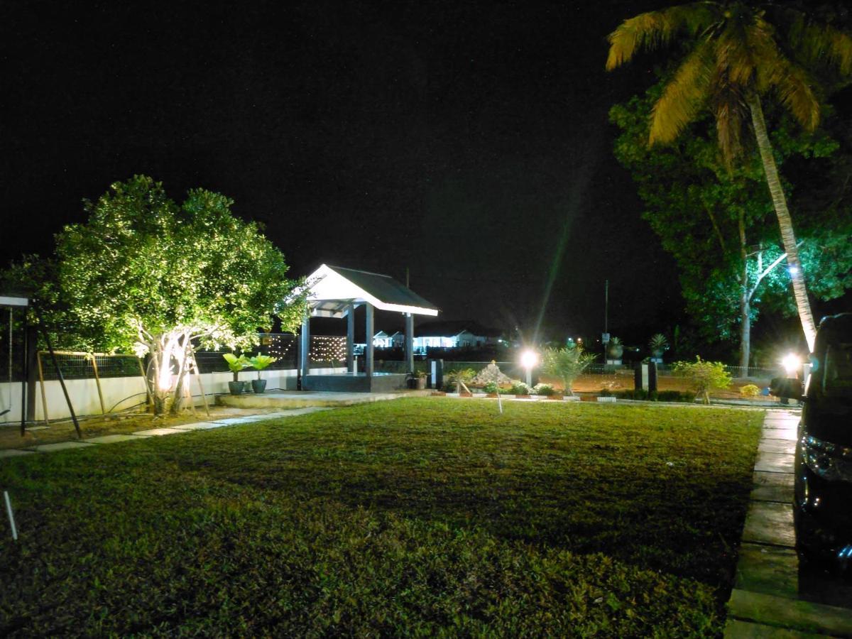 Aleesa Roomstay Pasir Puteh Bagian luar foto