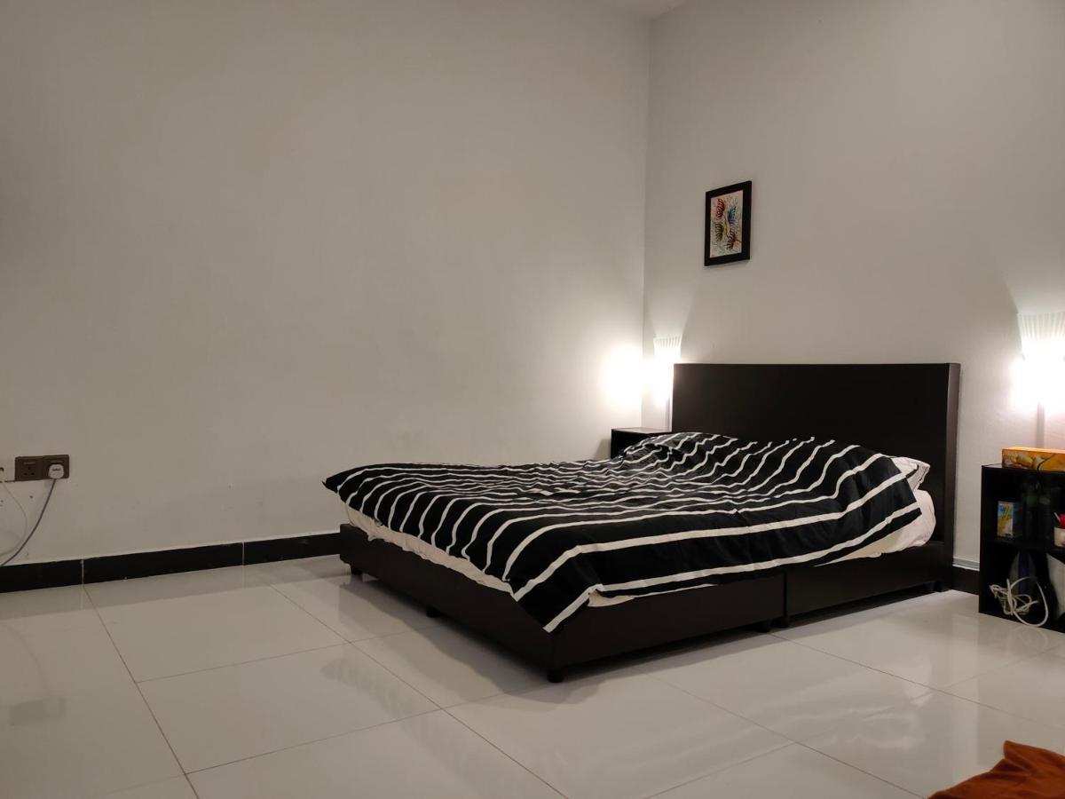 Aleesa Roomstay Pasir Puteh Bagian luar foto