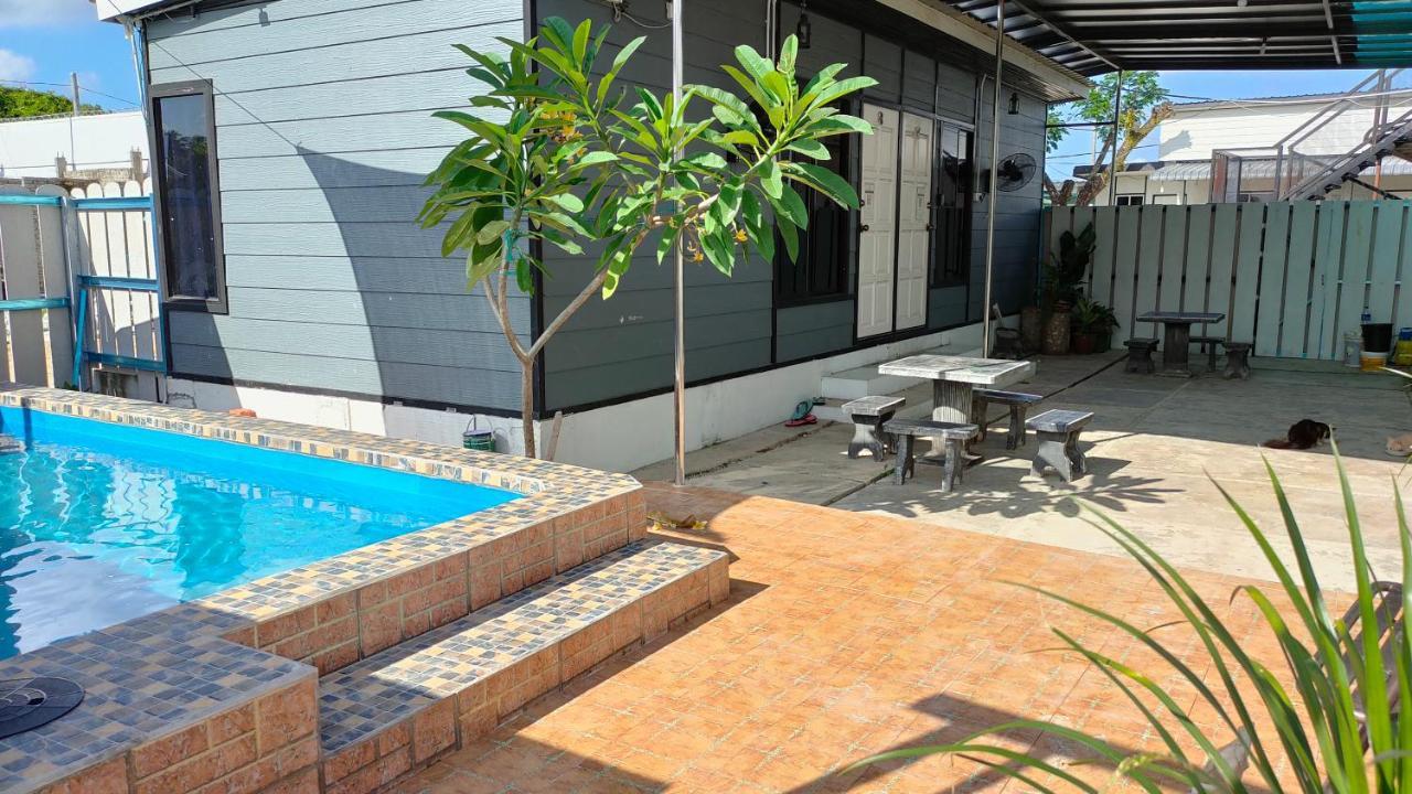 Aleesa Roomstay Pasir Puteh Bagian luar foto