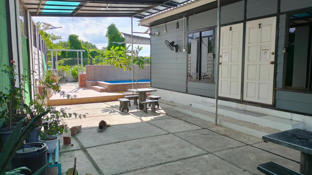 Aleesa Roomstay Pasir Puteh Bagian luar foto