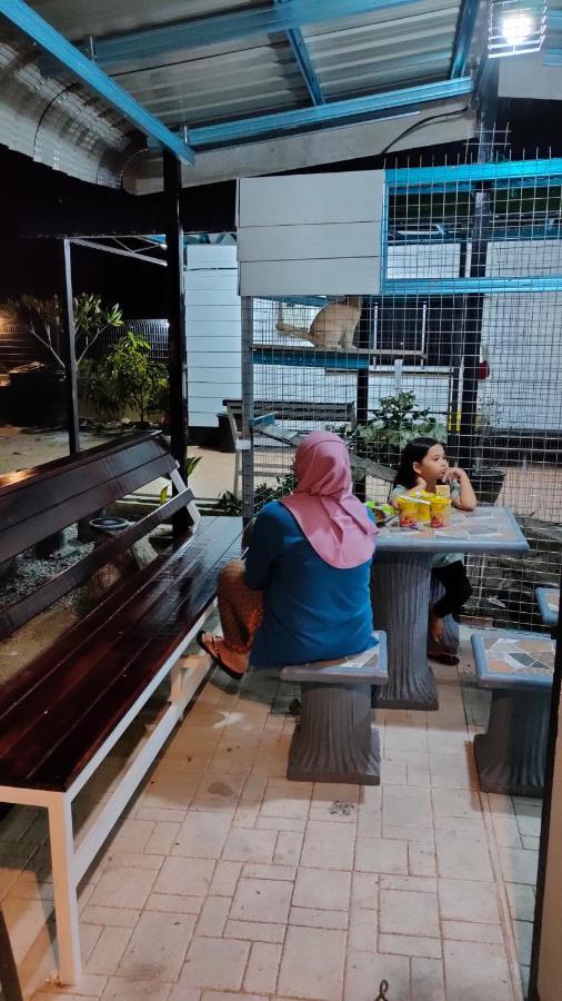 Aleesa Roomstay Pasir Puteh Bagian luar foto