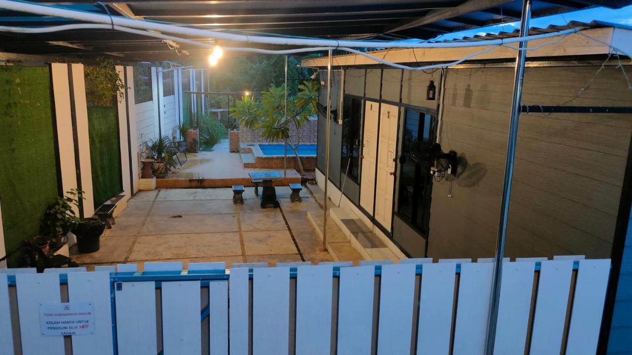 Aleesa Roomstay Pasir Puteh Bagian luar foto